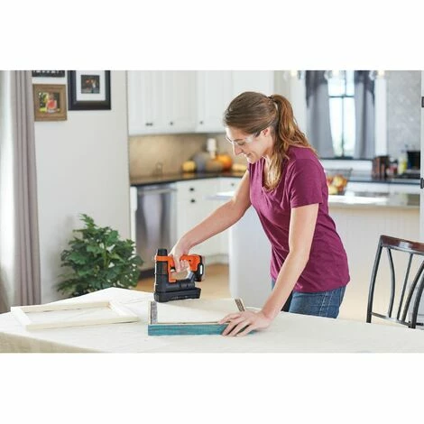 BLACK & DECKER Agrafeuse-Cloueuse Sans Fil - Chargeur De 80 Agrafes (sans Batterie) BLACK+DECKER BDCT12N-XJ 4 BLACK & DECKER Agrafeuse-Cloueuse Sans Fil - Chargeur De 80 Agrafes (sans Batterie) BLACK+DECKER BDCT12N-XJ – Image 2